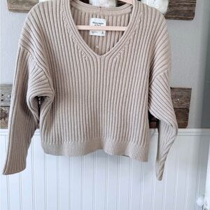 ❌SOLD❌Abercrombie & Fitch Women's Beige V-Neck Sweater